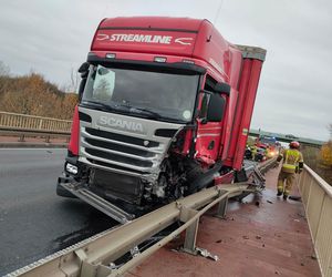 Wyszogród: Tragiczny wypadek na moście. Audi zmiażdżone przez Scanię. Kierowca nie miał szans