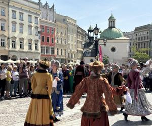 Polonez wiosenny na Rynku Głównym w Krakowie