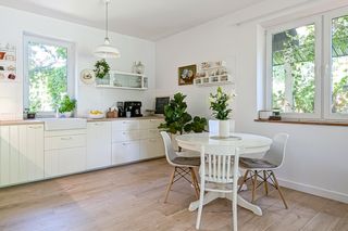 Zatopiony w zieleni dom pod Warszawą