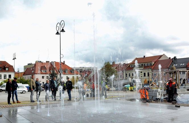 Rewitalizacja myślenickiego Rynku - pierwsze próby uruchomienia fontanny posadzkowej