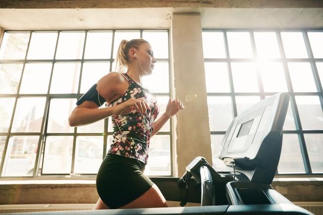 Trening na bieżni - jak ćwiczyć na bieżni, żeby schudnąć?