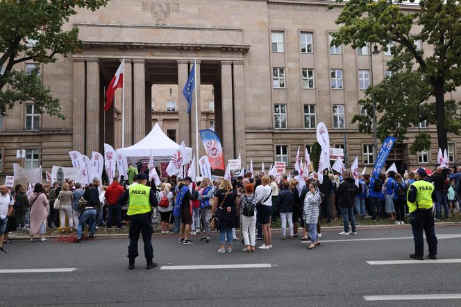 Protest ZNP przed Ministerstwem Edukacji