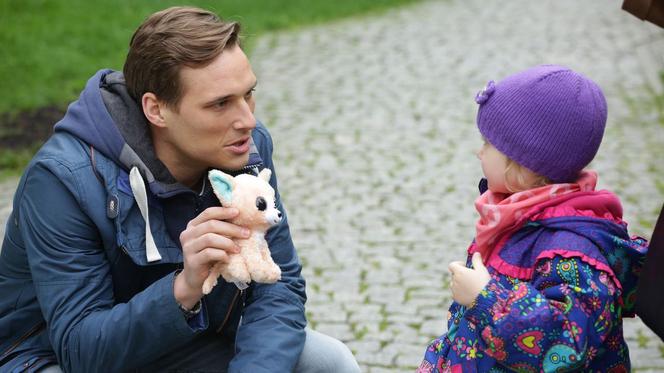 M jak miłość, odc. 1463. Olek (Maurycy Popiel), Helenka (Ola Trojanowska)