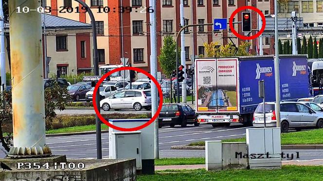 Przez Rondo Fordońskie na czerwonym! Wykroczenie kierowców w oku policyjnej kamery 