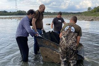 Warszawa. Wyschnięta Wisła odsłoniła zabytkowe wagoniki i fragment Villa Regia