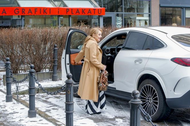 Elegancka Danuta Martyniuk w drodze do studia TVN7