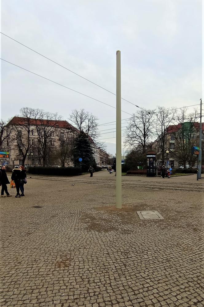 Nieestetyczny słup stanął na środku placu Grunwaldzkiego