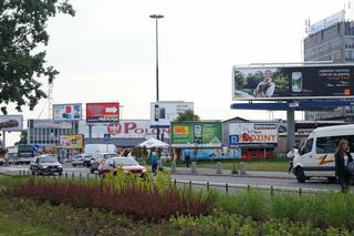 Nielegalne reklamy na ulicach Warszawy... Drogowcy usuwają, a banerów ciągle przybywa [AUDIO]