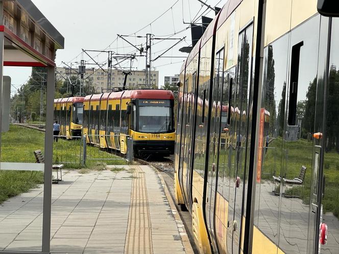 Czołowe zderzenie autobusu miejskiego z tramwajem. Kierowca zasłabł za kierownicą