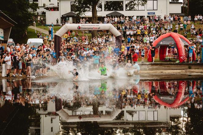 Festiwal Życia w Kokotku. Zdjęcia z czwartego dnia imprezy. Bieg Festiwalowicza i biskup w błocie