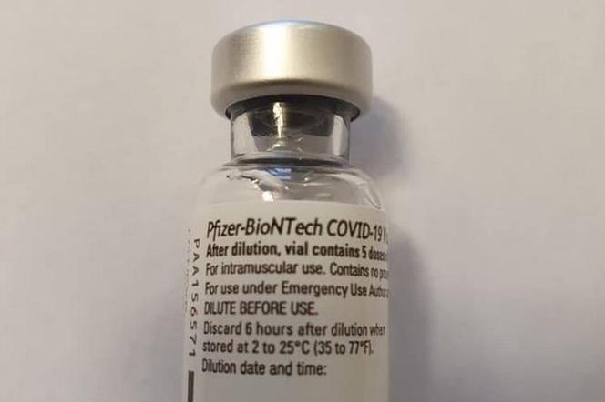 Kędzierzyn-Koźle. Ampułka po szczepionce przeciw COVID-19 została EKSPONATEM! [ZDJĘCIA]