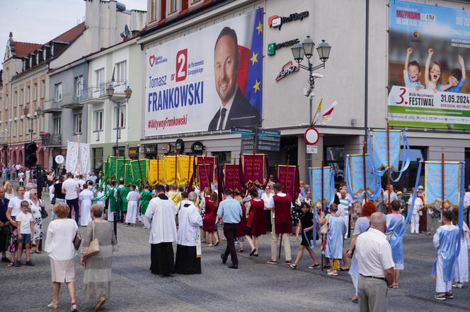 Boże Ciało 2024. Tłumy wiernych przeszły w procesji ulicami Białegostoku