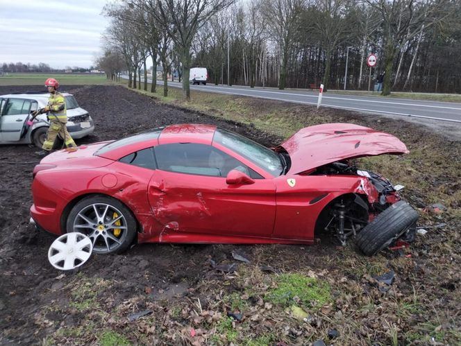 Wypadek w Radziejowie. Piękne Ferrari rozbite, 19-latek ukarany