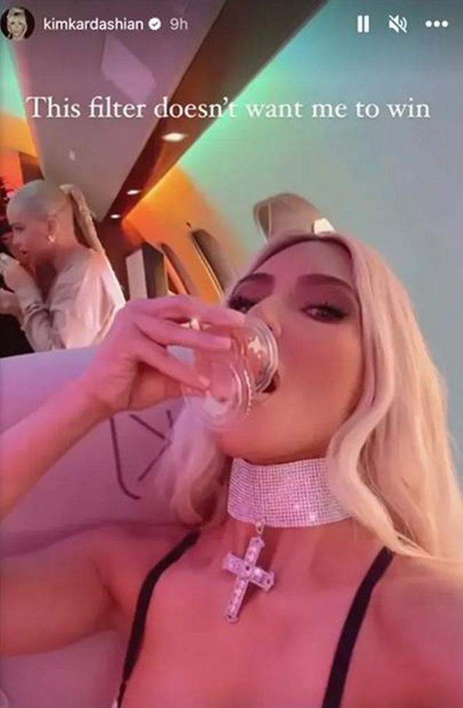 Kim Kardashian spędziła urodziny w barze z frytkami. W skąpym bikini zajadała burgera