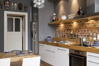 Jak przyklejać sztukaterie? Sztukateria montaż - instrukcja krok po kroku