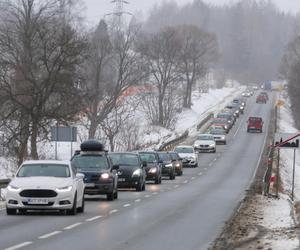 Święta pod Tatrami. Korki na zakopiance, trzeci stopień zagrożenia lawinowego, wcześniejsza rezerwacja parkingów