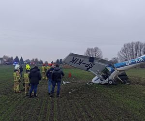 Awionetka runęła na pole pod Chełmnem! Dwie osoby trafił do szpitala [ZDJĘCIA]