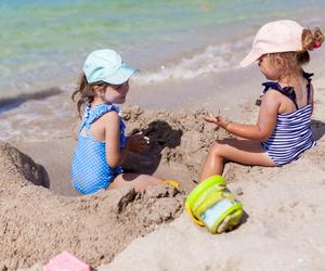 To zachowanie rodziców na plaży stało się plagą. Sprawdź, czy tak nie robisz