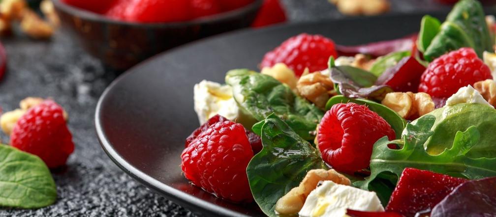 Sałatka z malinami, awokado i fetą