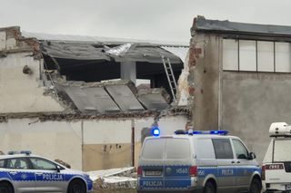 Trwa akcja ratownicza na terenie dawnej zajezdni PKS w Mławie