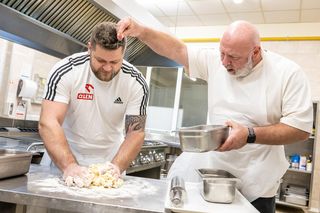 Fajdek już lepi pierogi na Wigilię