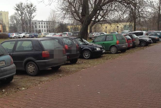 Pod Wydziałem Prawa i Administracji UŁ brakuje miejsc parkingowych