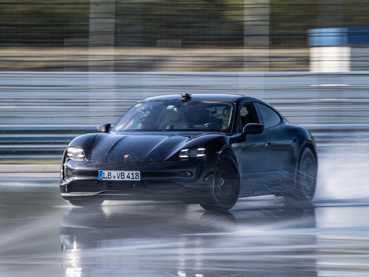 Rekord w DRIFCIE samochodem elektrycznym! Porsche Taycan wpisało się do Księgi Rekordów Guinnessa