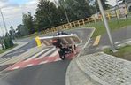 Załadował drzwi na motorower i ruszył w miasto. Nawet policjantów zdziwił ten widok