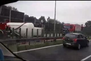 Groźny wypadek na A4 w Krakowie: Przewróciła się cysterna z cementem [ZDJĘCIA]