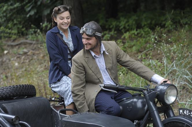 CZAS HONORU 5. Lena (Agnieszka Więdłocha), Janek (Antoni Pawlicki)