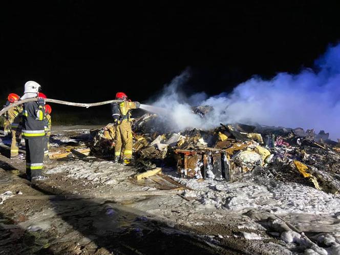 Nocny pożar na bydgoskim wysypisku śmierci. Na miejscu kilka zastępów straży pożarnej