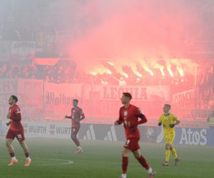 Oprawa i racowisko polskich kibiców na meczu w Kownie: Litwa - Polska