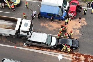 Karambol na S8 w Warszawie. Lądował śmigłowiec LPR. Zderzenie ośmiu pojazdów przed mostem