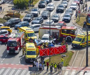 Wypadek radiowozu w Warszawie. Cztery osoby ranne, w tym policjanci