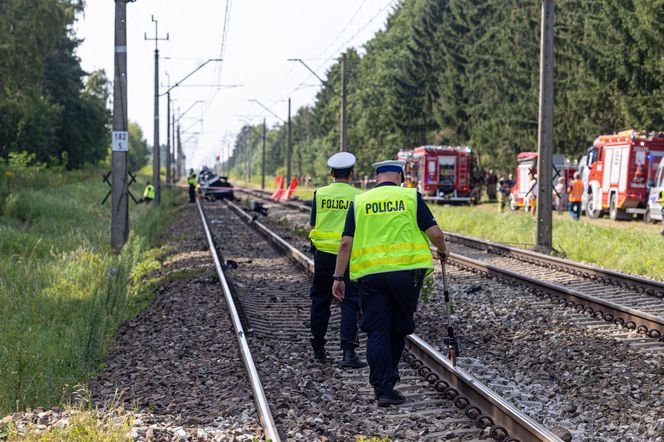 Osobówka wjechała pod pociąg w Wielkopolsce. Cztery osoby nie żyją!