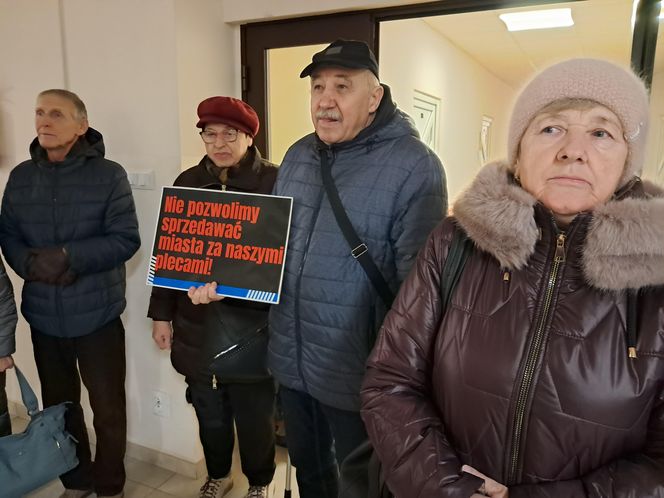 Zebrali prawie dwa tysiące podpisów. Protest przed sesją Rady Miejskiej w Starachowicach