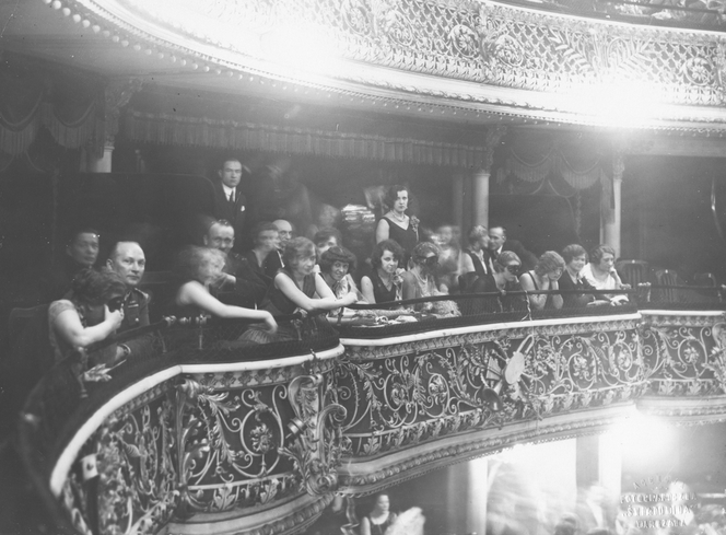 Blichtr, przepych i spektakle. Zobacz, jak wyglądało życie teatralne dawnej Warszawy [GALERIA]