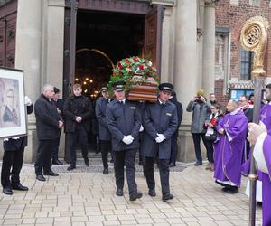 Pogrzeb prof. Janusza Filipiaka w Bazylice Mariackiej. Tłum kibiców odprowadził prezesa Cracovii na ostatni spoczynek na Cmentarzu Rakowickim [ZDJĘCIA]