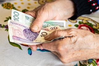 ZUS wypłaci nawet 400 zł seniorom. Sprawdź, jakie warunki trzeba spełnić