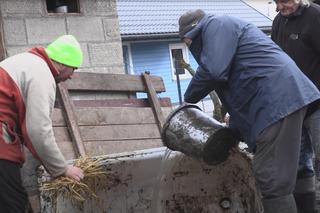 Rolnicy. Podlasie. Straszne błoto u Gienka i Andrzeja z Plutycz. Ujawniamy prawdę o tym, co tam się dzieje
