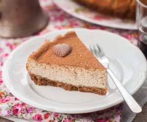 Zaparz espresso i wymieszaj z tymi składnikami. Obłędny sernik kawowy smakuje lepiej niż z cukierni 