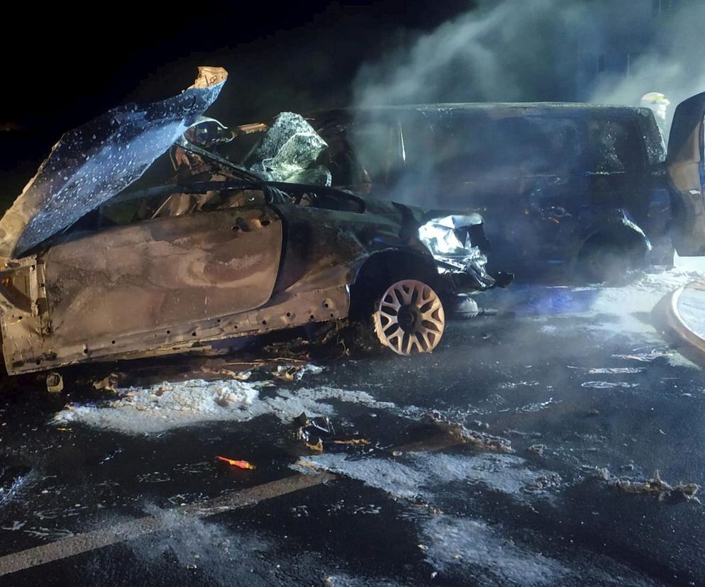 Śmiertelny wypadek pod Łowiczem. Kierowca BMW nie żyje. Dwa pojazdy spłonęły w pożarze 