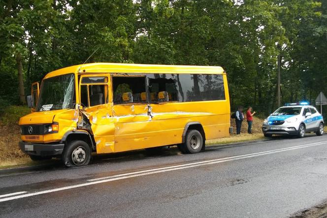 Zderzenie ciężarówki z autobusem w powiecie brodnickim. Dwie osoby trafiły do szpitala! [ZDJĘCIA]