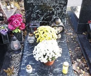 Tak wyglądają groby Zapasiewicza, Tyma, Kołaczkowskiej, Stoparczyk