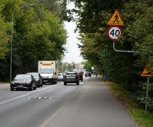 Drogowcy montują progi zwalniające na ul. Vogla. Rok temu rozpędzone BMW z trzema mężczyznami wbiło się tu w drzewo i spłonęło