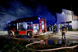 Ogromny pożar hali w Kętach. W akcji ponad 30 jednostek straży!
