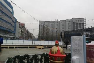 W Katowicach czuć już święta! Na rynku trwa strojenie choinki i montaż lodowiska [ZDJĘCIA]