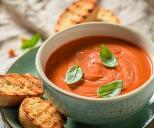 Zupa pomidorowa bez mięsa: przepis na pomidorówkę z przecieru na bulionie warzywnym
