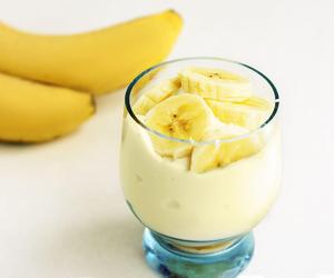 Wyrzucasz przejrzałe banany? Zrób z nich pyszny i zdrowy budyń 