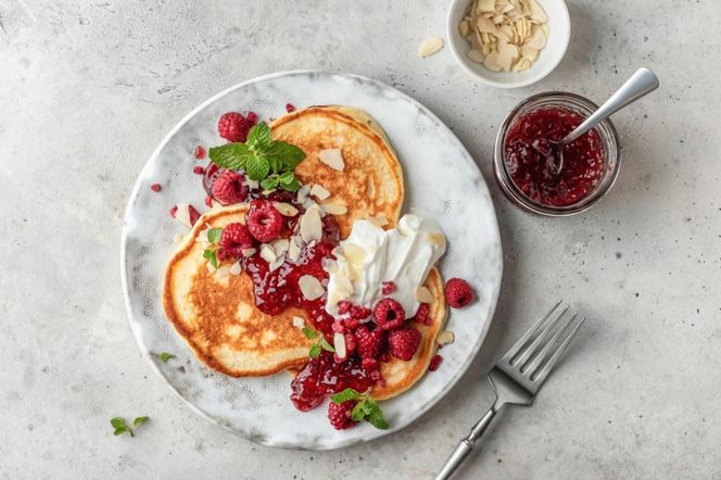 Po treningu przygotowuje te pancakesy. Pełne białka i bez grama cukru